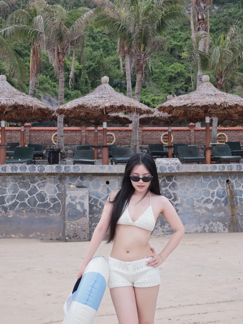 Ngắm biển cùng hình ảnh mặc bikini đi biển tuyệt đẹp