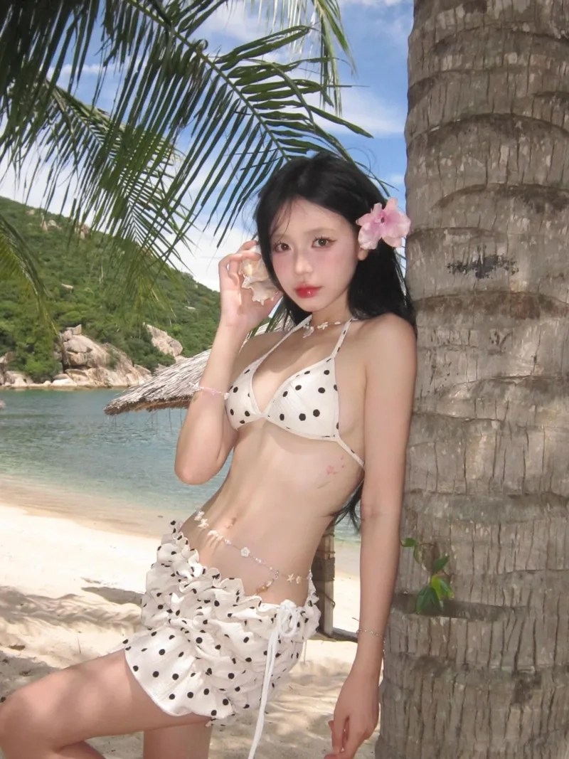 Thả dáng cùng gái xinh mặc bikini màu trắng cực cuốn