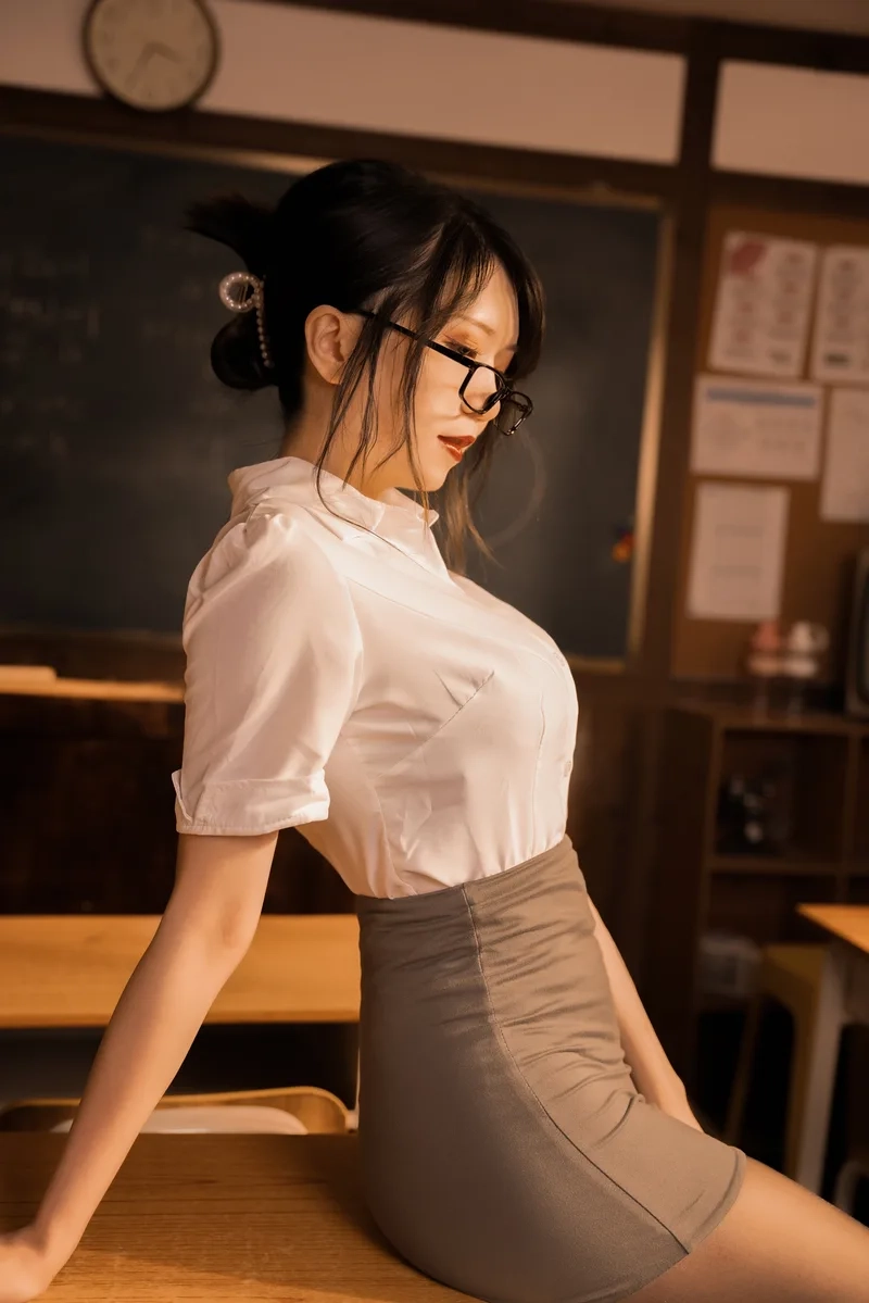 Vẻ đẹp trí tuệ và cuốn hút của Gái đẹp đeo mắt kính