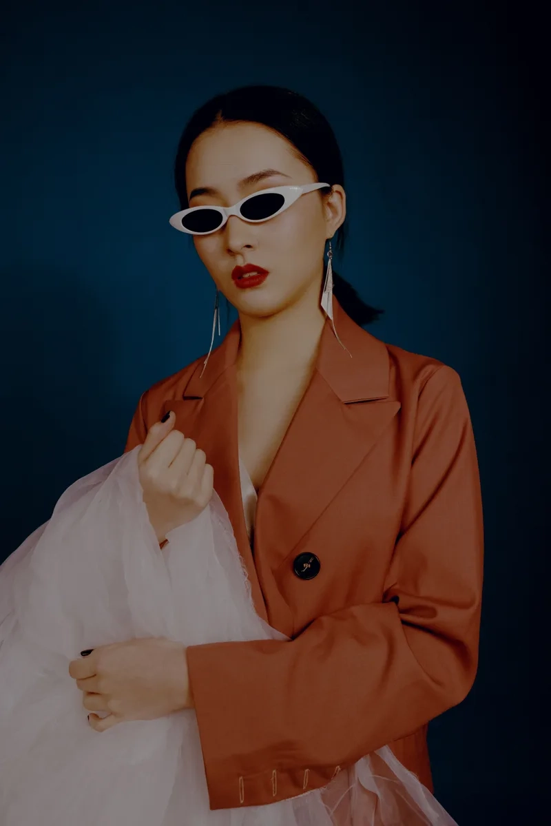 Thanh lịch và duyên dáng trong từng Ảnh gái đẹp đeo kính