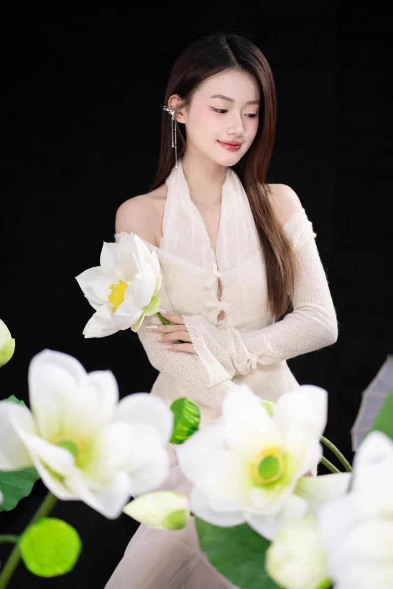 Thả dáng nhẹ nhàng trong Ảnh gái xinh tóc dài đẹp cực quyến rũ