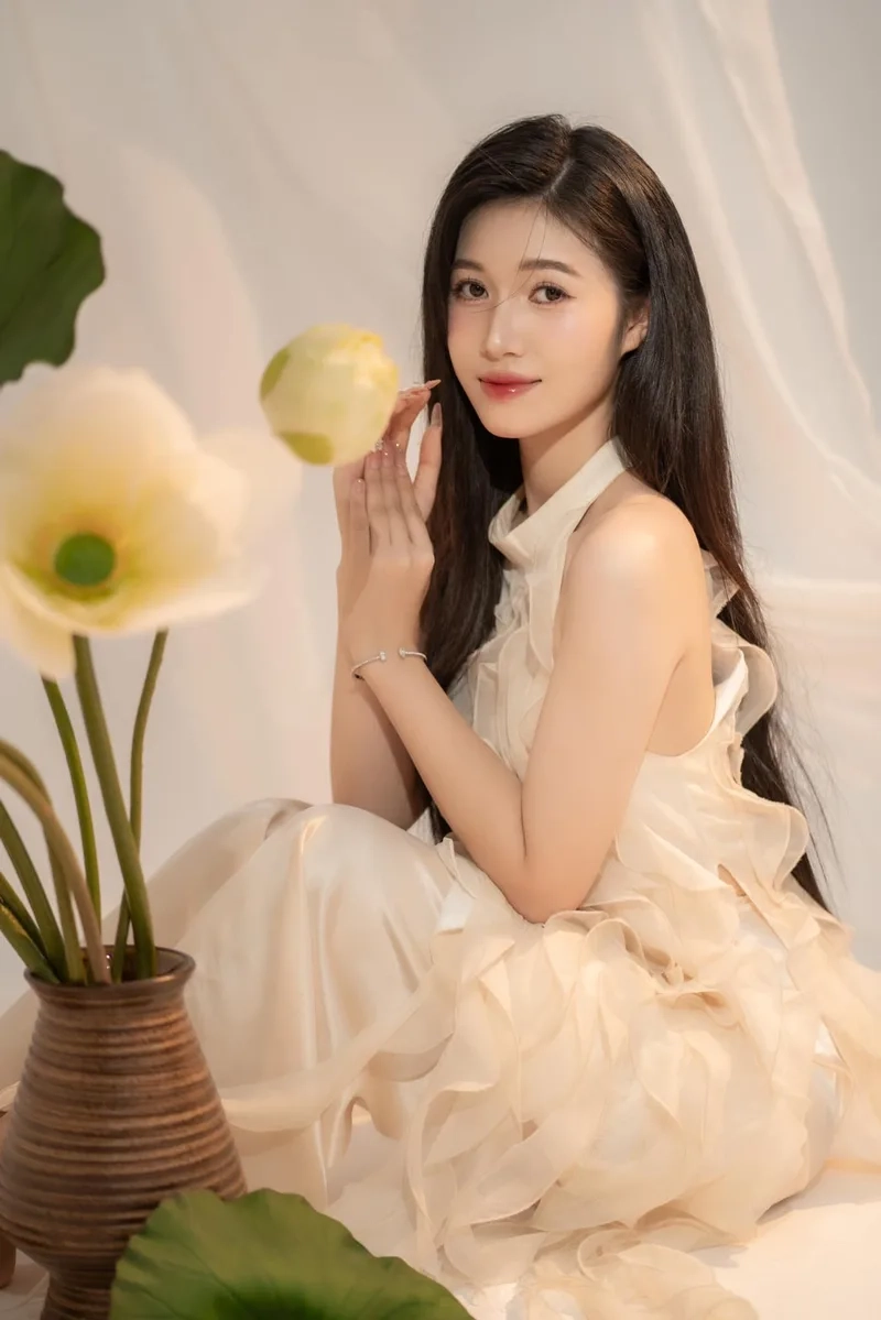 Đáng yêu nhẹ nhàng với Cô gái tóc dài cute dịu dàng