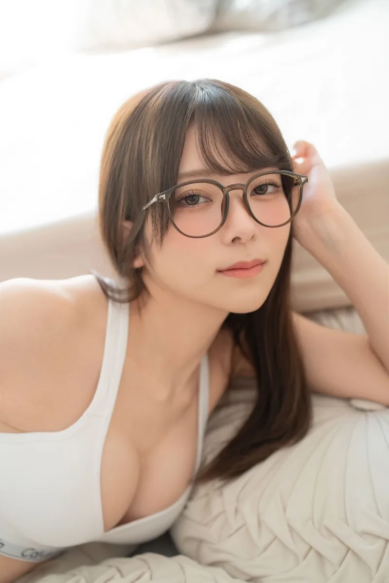 Nét duyên dáng của Gái xinh tóc dài đeo kính 2k10 khiến ai cũng mê