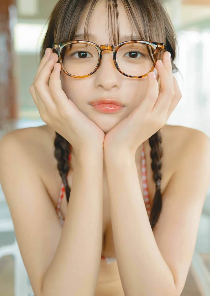 Cảm nhận vẻ đẹp nhẹ nhàng từ Gái xinh tóc dài đeo kính
