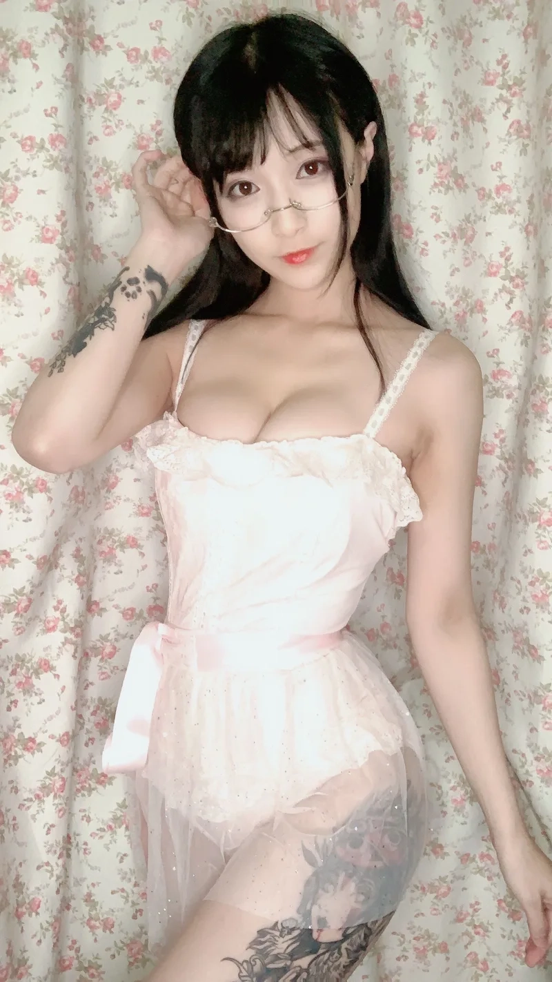 Phong cách cuốn hút từ Gái xinh đeo mắt kính tóc dài