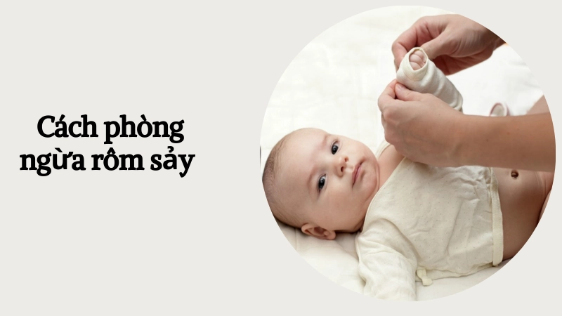 Mặc quần áo cotton thoáng mát giúp phòng ngừa rôm sảy cho bé