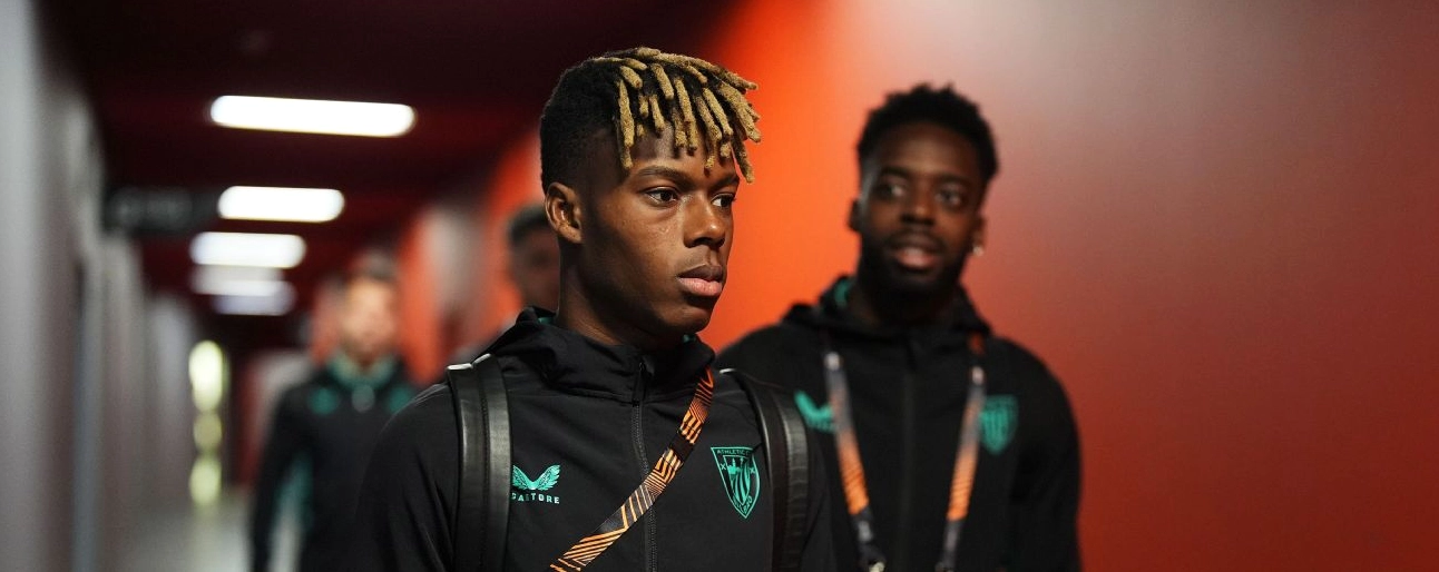 Anh em Nico Williams và Iñaki Williams xuất hiện trong một sự kiện truyền thông.