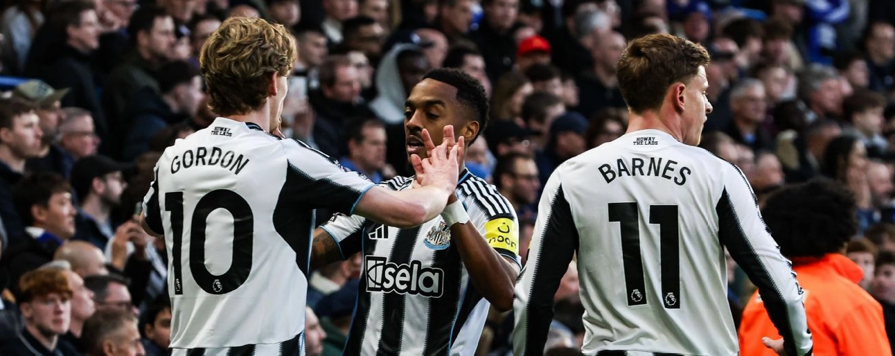 Anthony Gordon ăn mừng bàn thắng cho Newcastle United