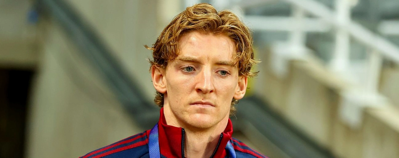 Anthony Gordon trên băng ghế dự bị trong trận gặp Barcelona