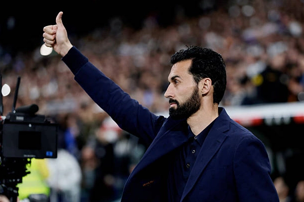 Cựu cầu thủ Alvaro Arbeloa đang phát biểu.