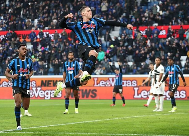 Hình ảnh Krstovic ăn mừng bàn thắng trong trận đấu giữa Atalanta và Parma