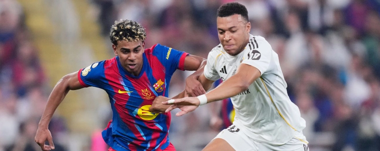 Lamine Yamal và Kylian Mbappe tranh chấp bóng trong trận Siêu Cúp Tây Ban Nha.