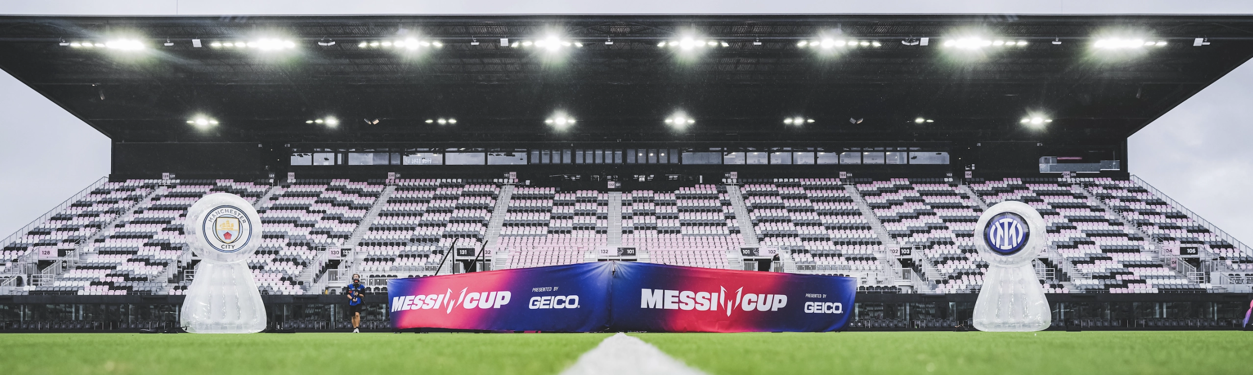 Lionel Messi và chiếc cúp MLS Cup 2025