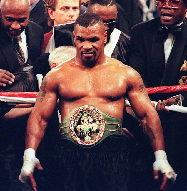 Mike Tyson trên sàn đấu trong đỉnh cao sự nghiệp Mike Tyson