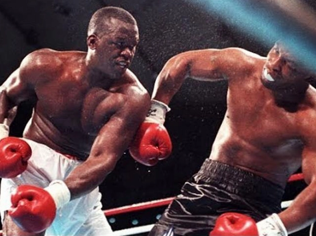 Mike Tyson trên sàn đấu trong một trận thua đáng tiếc sự nghiệp Mike Tyson