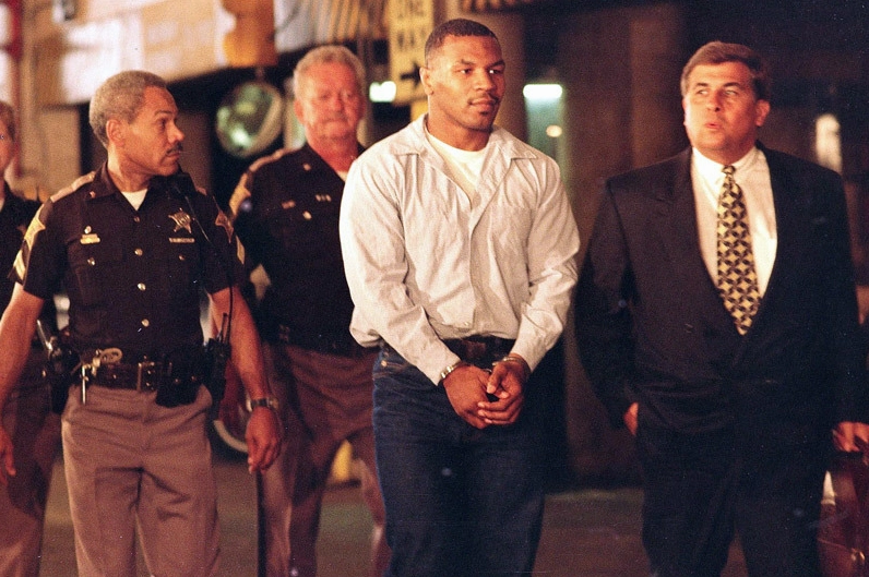 Mike Tyson với vẻ mặt trầm tư sau bê bối sự nghiệp Mike Tyson