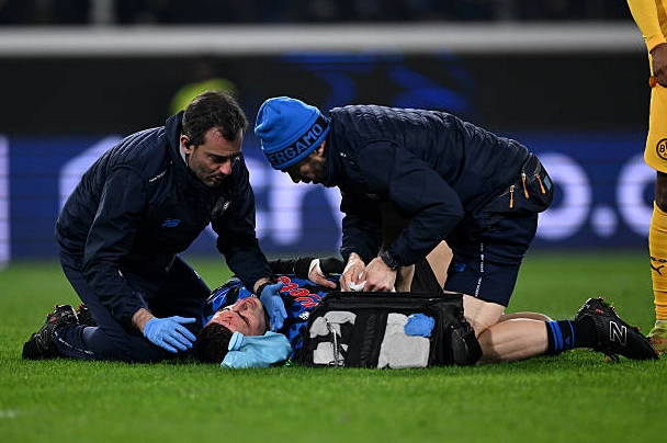 Một khoảnh khắc Krstovic gặp chấn thương trong một pha va chạm nảy lửa