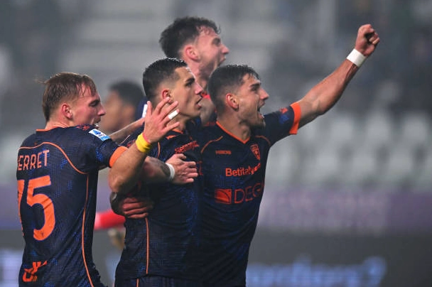 Nikola Krstovic cùng đồng đội tại Lecce vỡ òa cảm xúc sau pha lập công vào lưới Parma