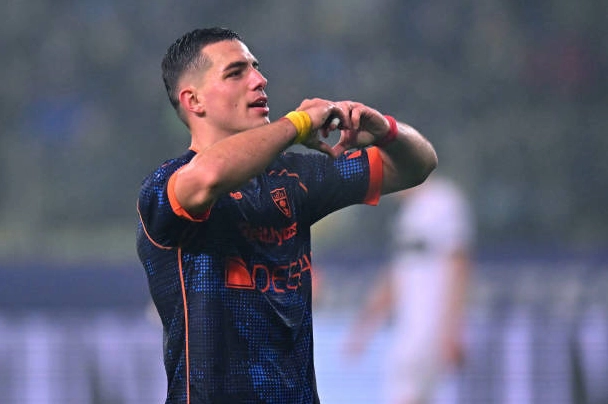 Tiền đạo Nikola Krstovic ăn mừng bàn thắng đầu tiên cho câu lạc bộ Lecce trong trận đấu tại Serie A gặp Parma