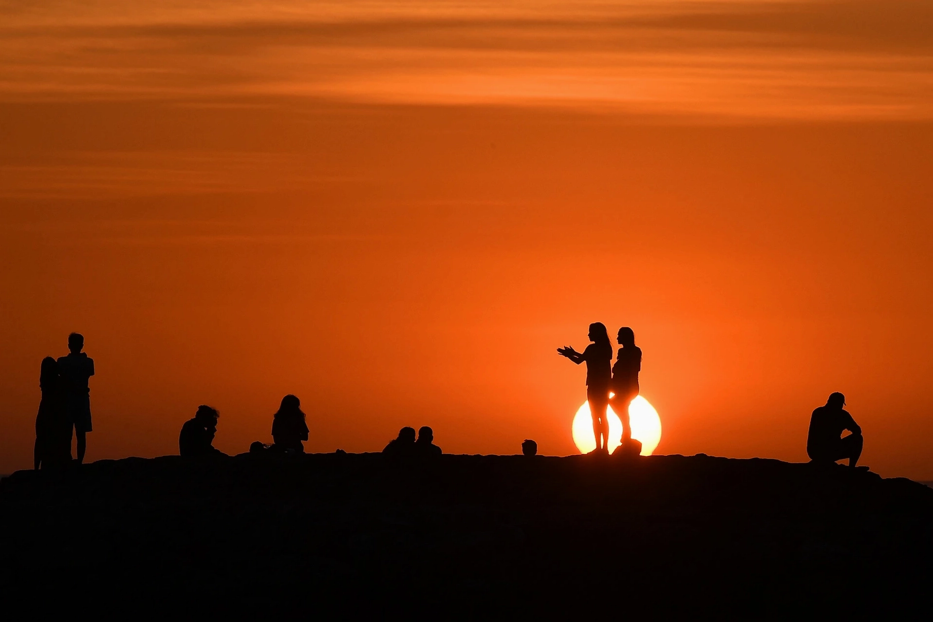 Ánh hoàng hôn rực rỡ phản chiếu khát vọng chinh phục thiên nhiên