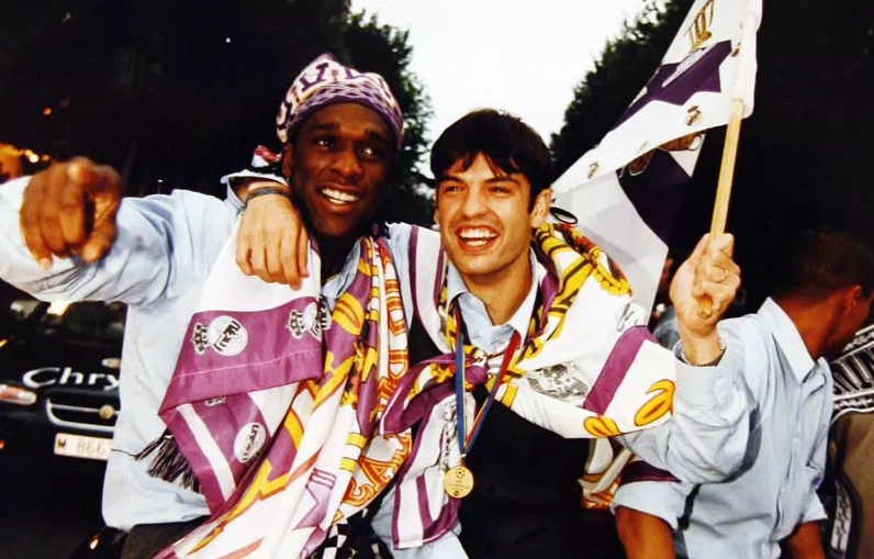 Ánh mắt đăm chiêu của Seedorf về phía trước