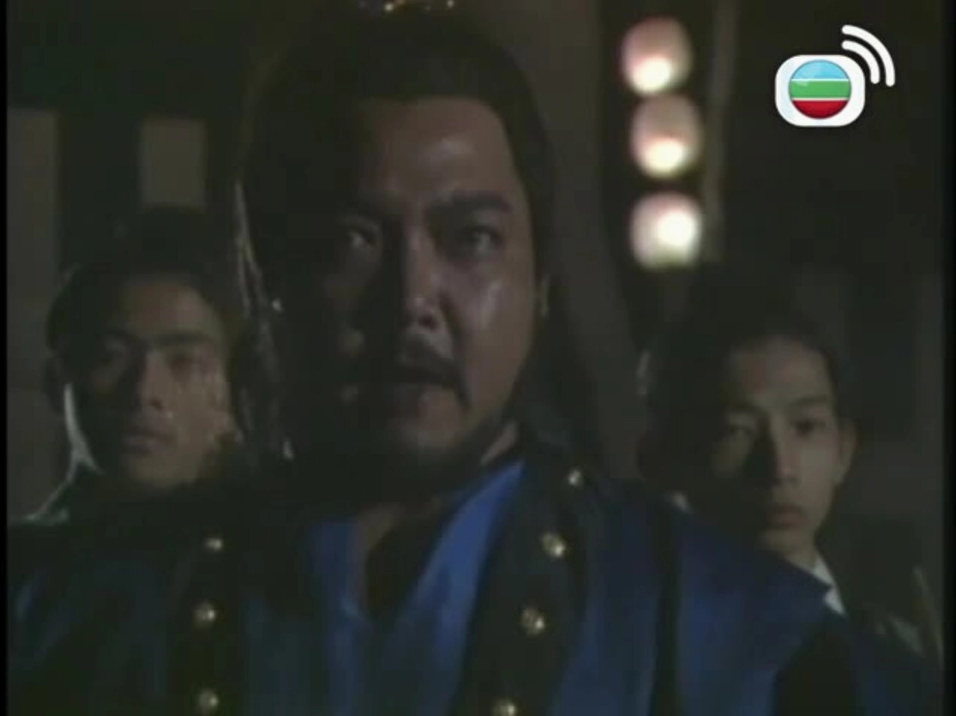 Ánh mắt sắc lạnh đầy quyết tâm của nhân vật khi đối diện với kẻ thù