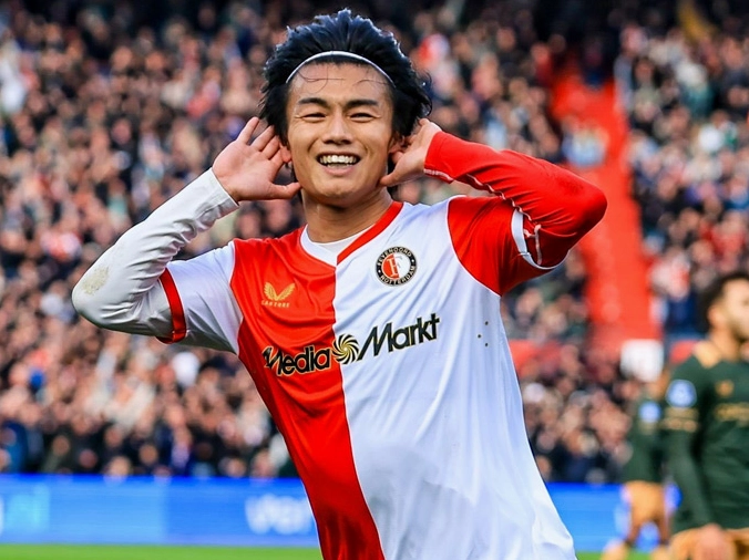 Ayase Ueda ăn mừng bàn thắng với hiệu suất ghi bàn ấn tượng tại giải vô địch quốc gia Hà Lan