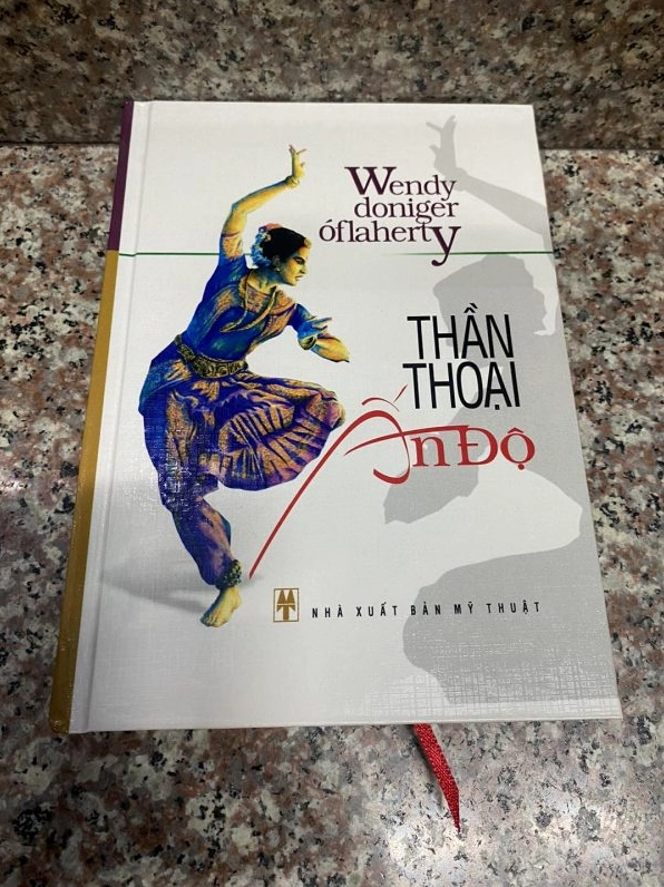 Bìa cuốn sách Thần thoại Ấn Độ cổ đại với nét vẽ rực rỡ sắc màu