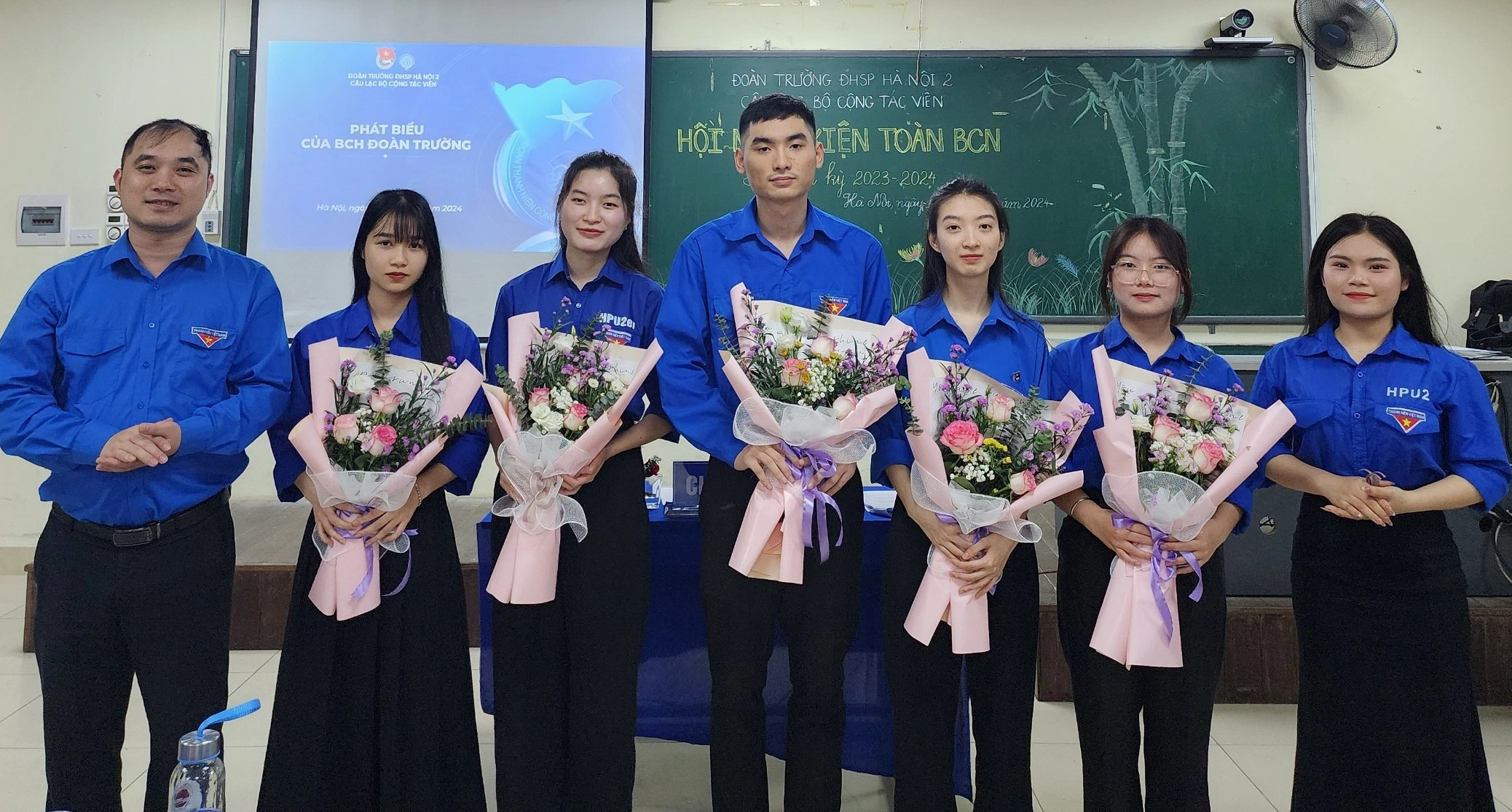 Bức ảnh ghi lại khoảnh khắc câu lạc bộ cộng tác viên chào đón tân chủ nhiệm mới