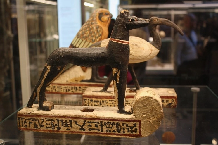 Bức bích họa cổ đại miêu tả sự hiện diện của ba vị thần quyền lực Anubis Thoth và Horus