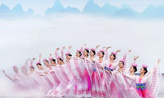 Các vũ công biểu diễn tái hiện lại truyền thuyết Hằng Nga trên sân khấu nghệ thuật