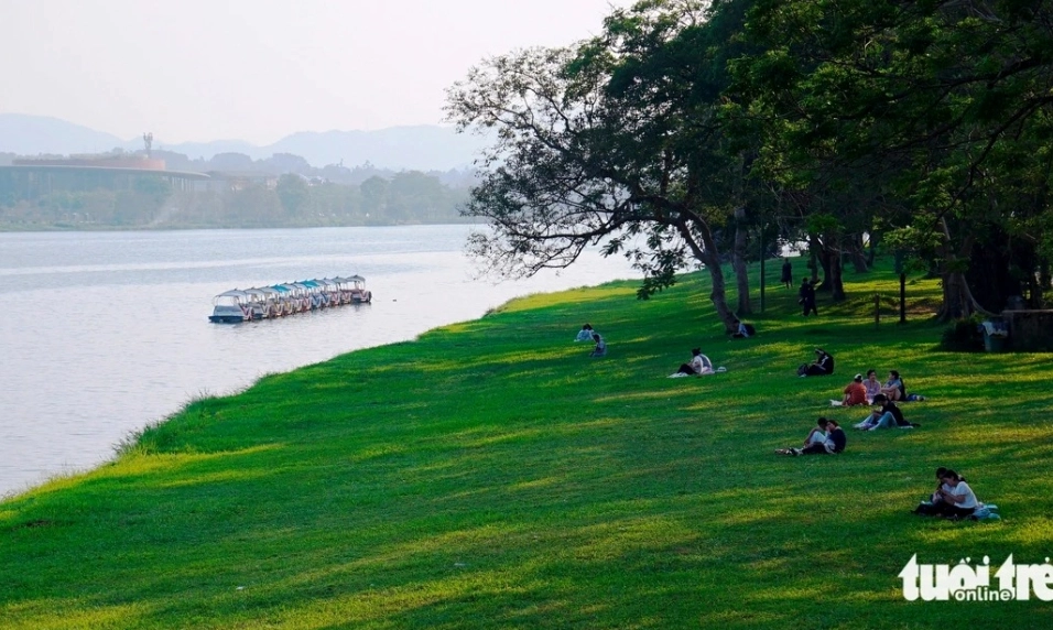 Cảnh dòng sông tĩnh lặng gợi nhớ về sự bình tâm trước sóng gió