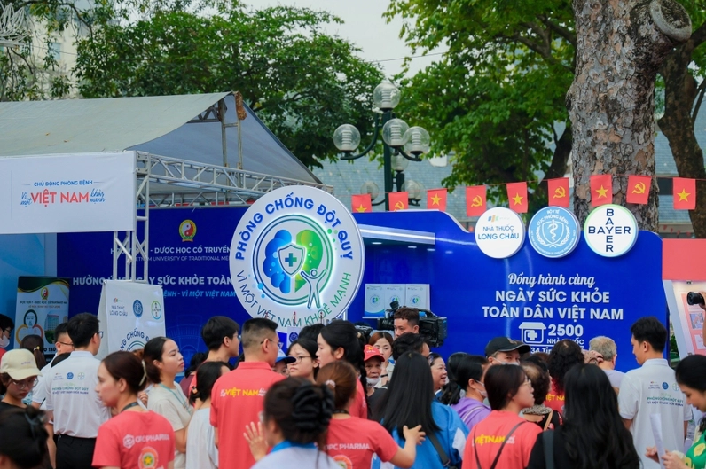 Cảnh luyện tập thiên tàm thần công đầy gian khổ của nhân vật chính