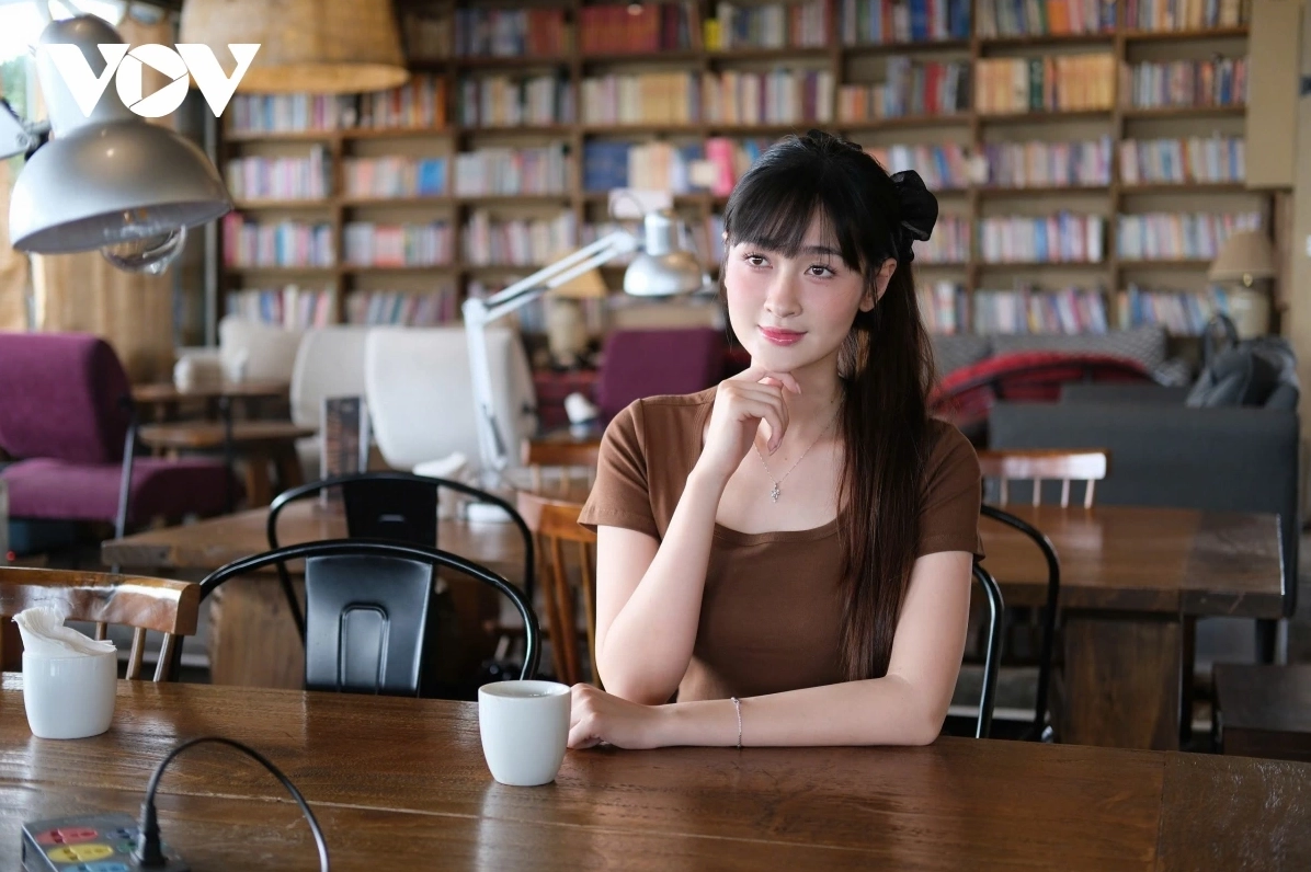 Cảnh nhân vật nữ băn khoăn trước những lựa chọn cuộc đời