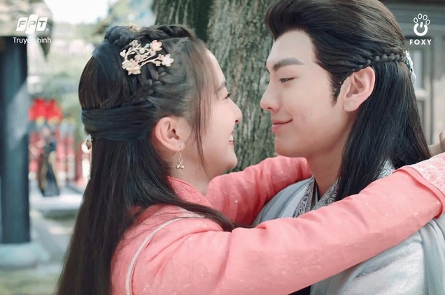 Cảnh quay lãng mạn giữa nam và nữ chính trong không gian cổ kính