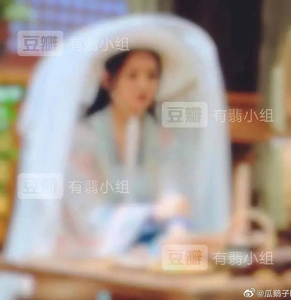 Cảnh quay tương tác đầy cảm xúc giữa hai nhân vật chính trong phim Hữu Phỉ