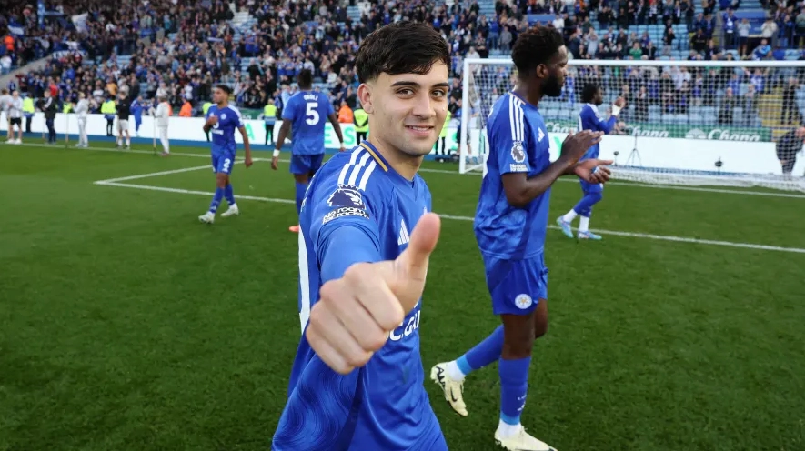 Cầu thủ trẻ vung tay ăn mừng cuồng nhiệt sau khi đóng góp dấu giày vào bàn thắng