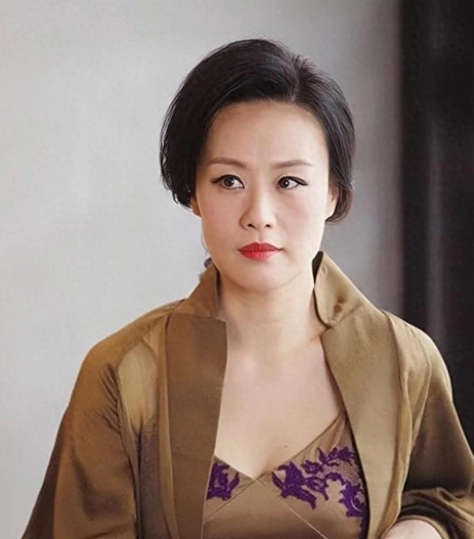 Chân dung diễn viên Ổ Quân Mai toát lên thần thái quyền uy