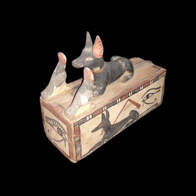 Chiếc hộp đựng xác ướp được trang trí với hình ảnh Anubis uy nghi