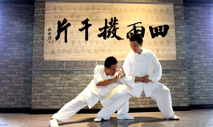 Chuyển động võ thuật nhịp nhàng như nước chảy mây trôi