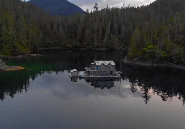 Cuộc sống nhàn nhã trong ngôi nhà nhỏ trên mặt nước