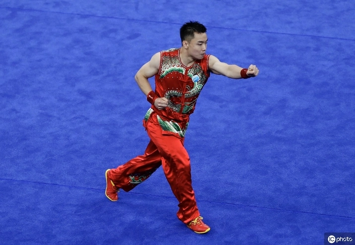 Động tác nhanh nhẹn dứt khoát tượng trưng cho sự bền bỉ của chú chim nhỏ bay lượn giữa bầu trời