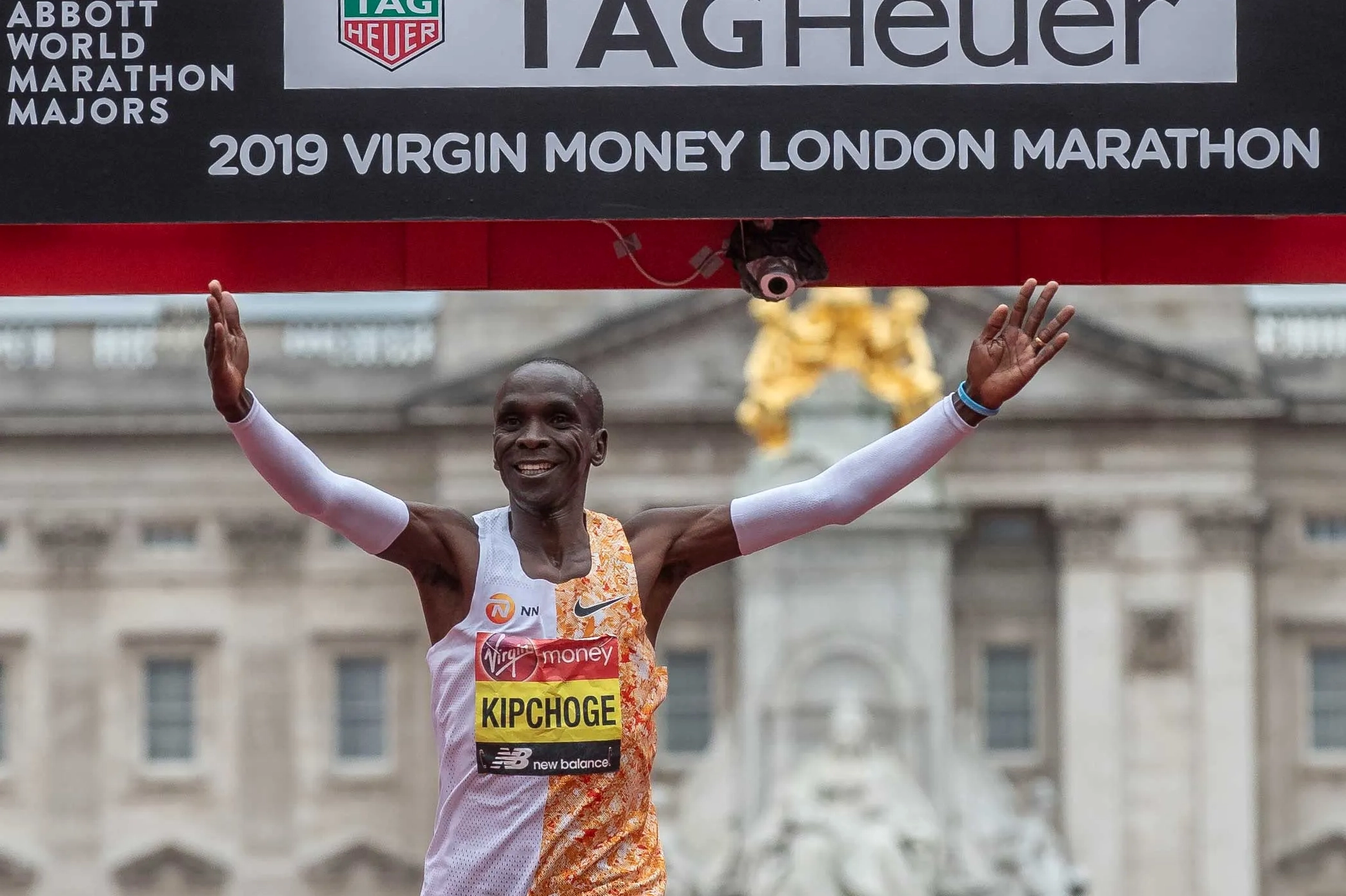 Eliud Kipchoge băng qua vạch đích tại giải chạy London