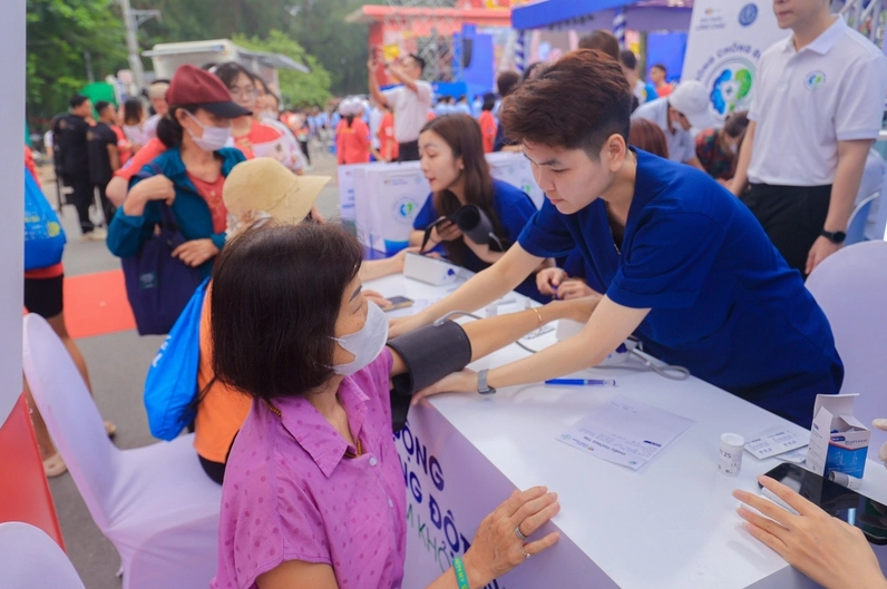 Hình ảnh cuốn bí kíp thiên tàm thần công mang sức mạnh vô song