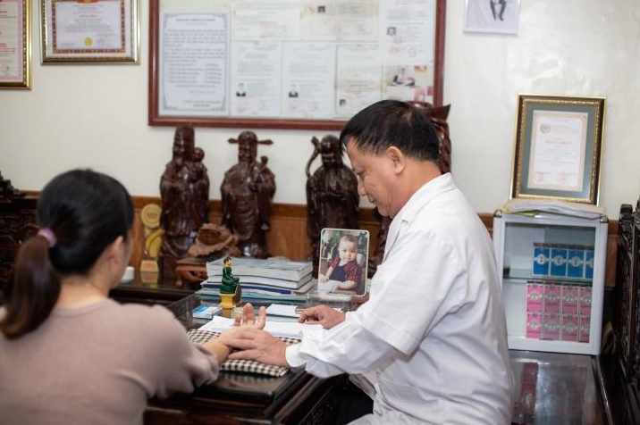 Hình ảnh minh họa cho bậc lương y tài ba với khả năng chữa bệnh thần kỳ