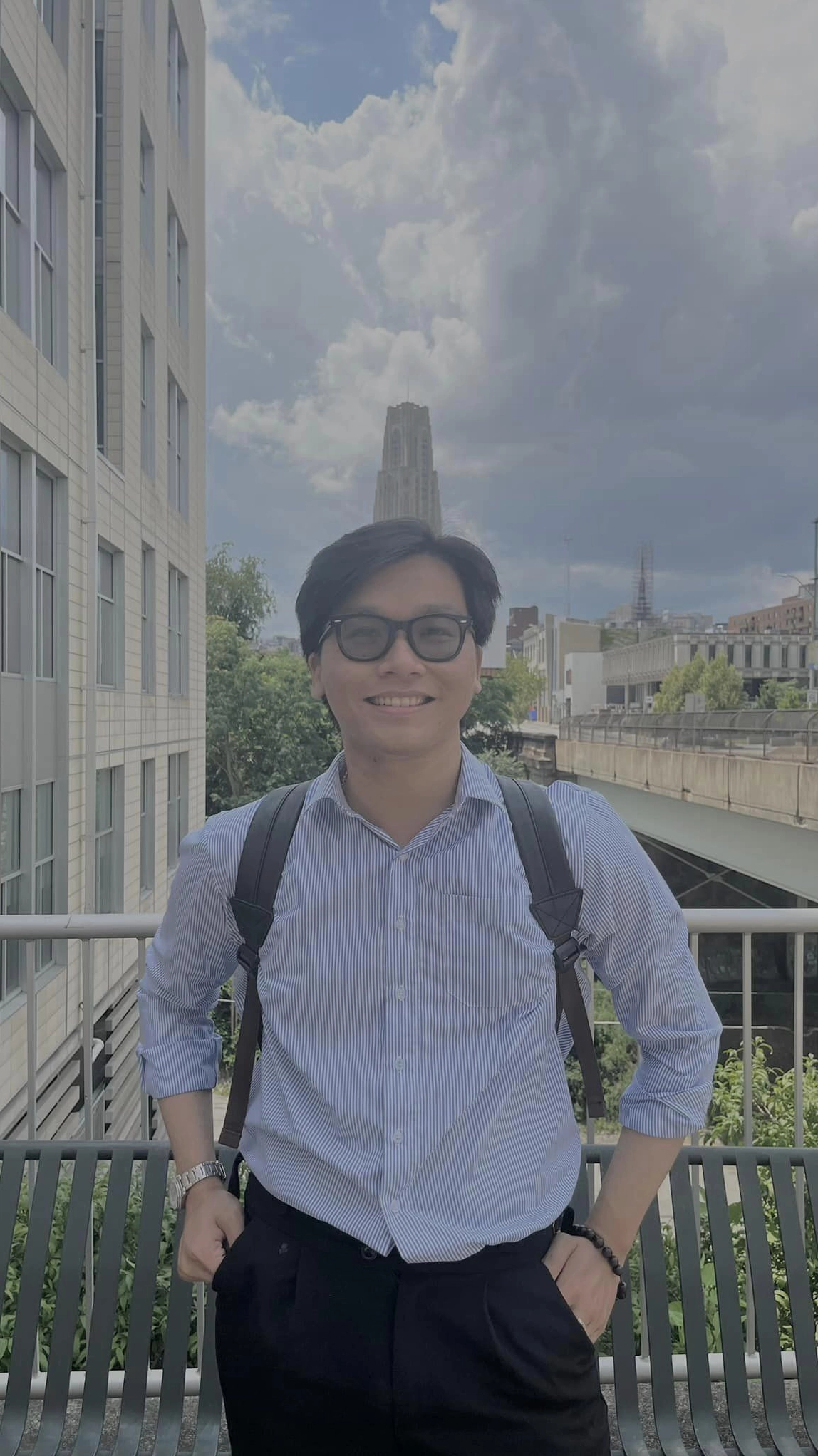 Hình ảnh minh họa về một dịch giả hoặc nhân vật đang suy ngẫm trong bối cảnh rộng lớn