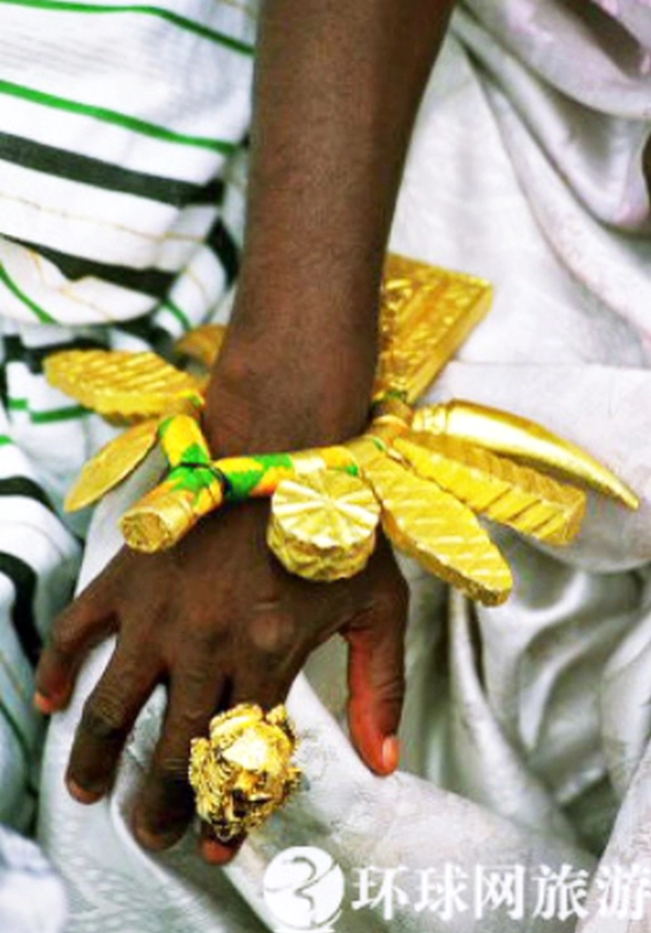 Hình ảnh một người quyền quý tại vương quốc đeo rất nhiều trang sức bằng vàng trên cơ thể