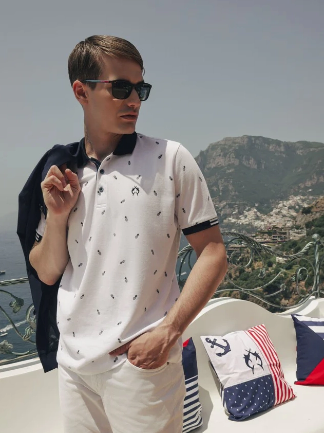 Hình ảnh phong cách thời trang năng động gợi liên tưởng đến các nhân vật trẻ tuổi trong truyện