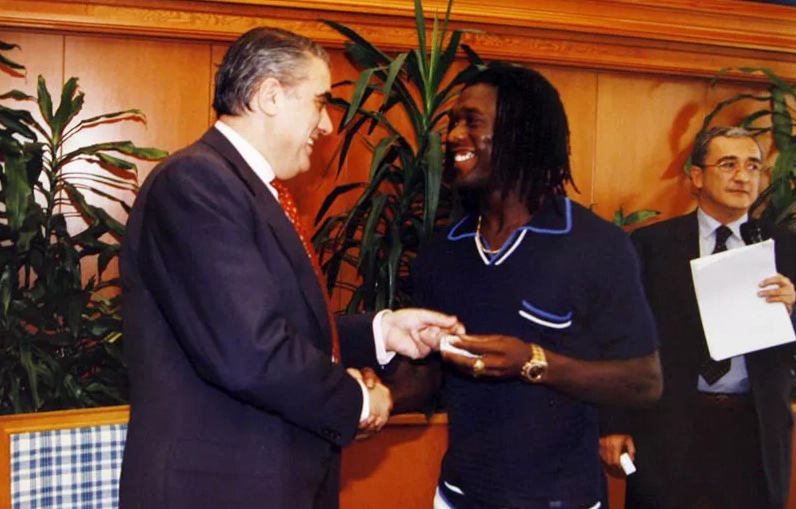 Khoảnh khắc Clarence Seedorf nâng cao chiếc cúp vô địch