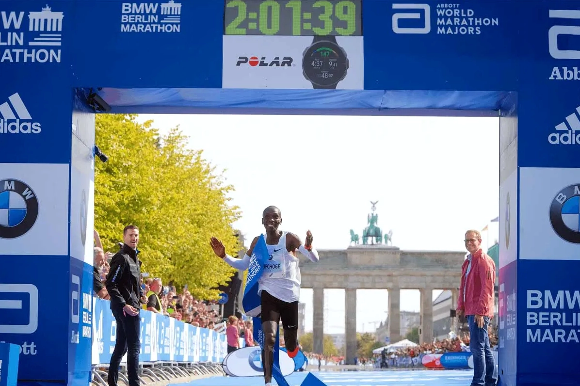 Khoảnh khắc Eliud Kipchoge cán đích tại giải Marathon Berlin